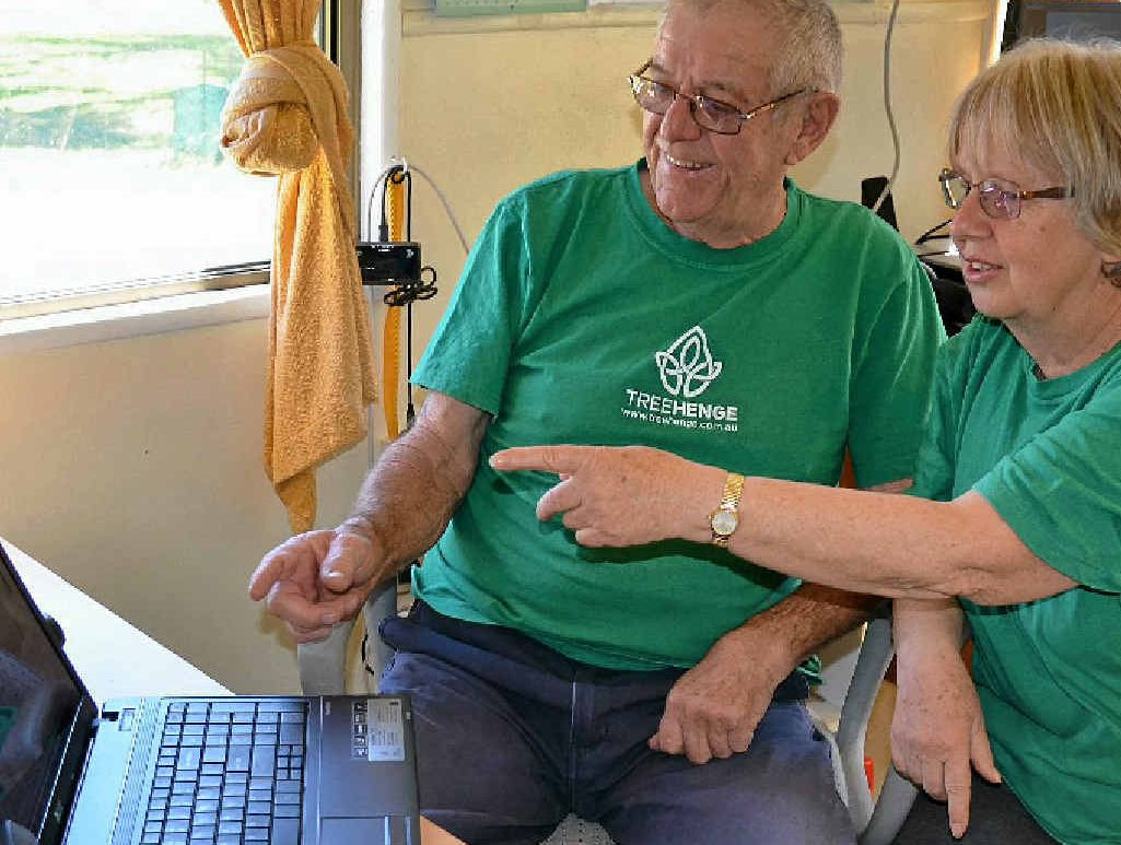 Barry Pattrick shows partner Kathy Allemann the features of the ePaper.